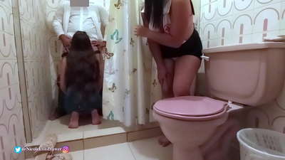 Nọọsụ hụrụ onye ọrịa na-akpa ọchị n'ime ụlọ ịsa ahụ ụlọ ọgwụ / Nkebi 1 / NicoleLondrawer / Chiquicandy